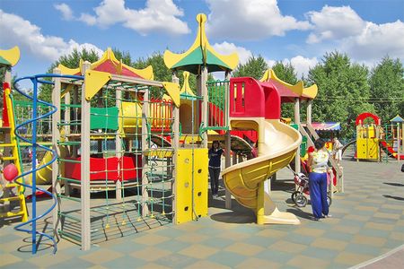 Дети на детской площадке Изображения – скачать бесплатно на Freepik
